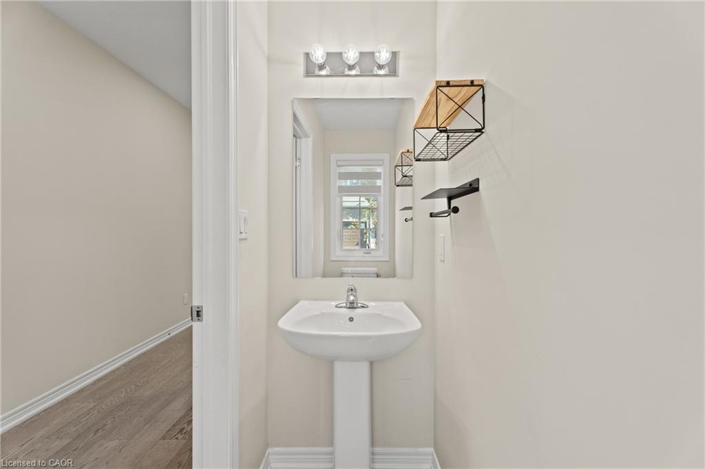8 Linden Park Lane, Hamilton, ON - Indoor Photo Showing Bathroom