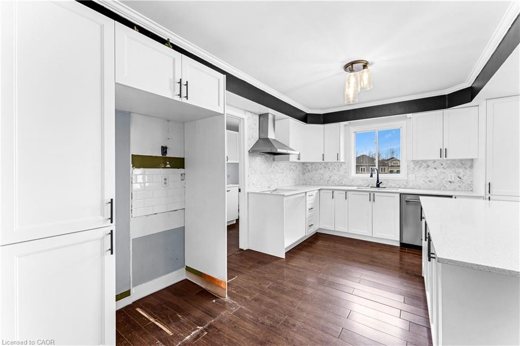 20 Wasaga Sands Drive, Wasaga Beach, ON - Indoor Photo Showing Kitchen With Upgraded Kitchen