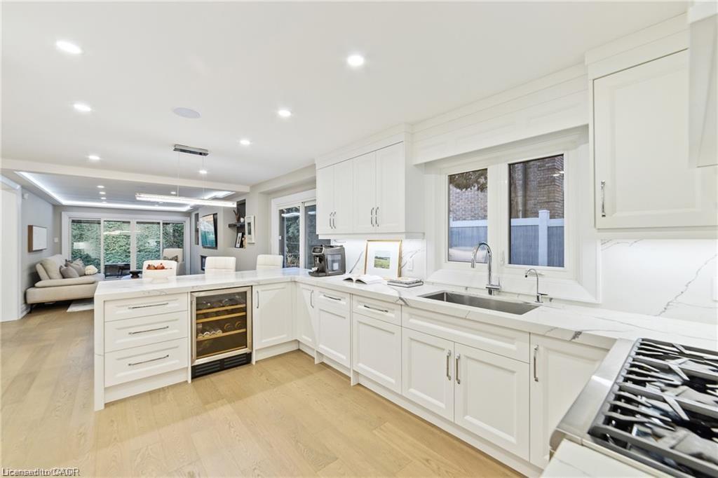 1857 Friar Tuck Court, Mississauga, ON - Indoor Photo Showing Kitchen With Upgraded Kitchen