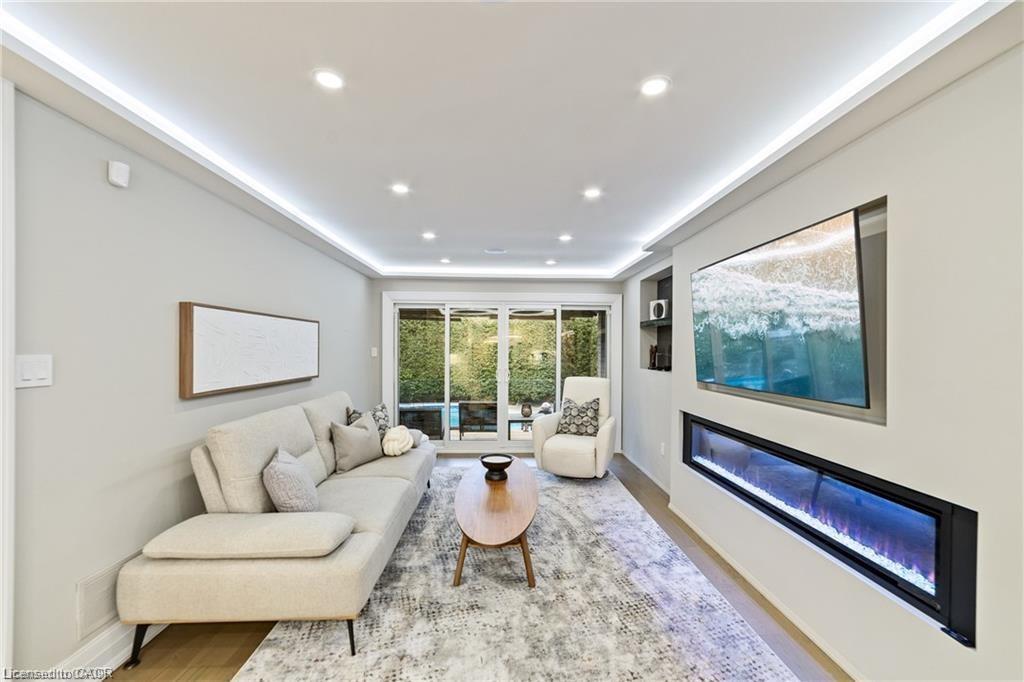 1857 Friar Tuck Court, Mississauga, ON - Indoor Photo Showing Living Room With Fireplace