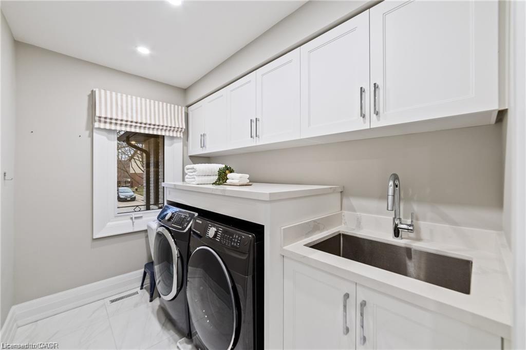 1857 Friar Tuck Court, Mississauga, ON - Indoor Photo Showing Laundry Room