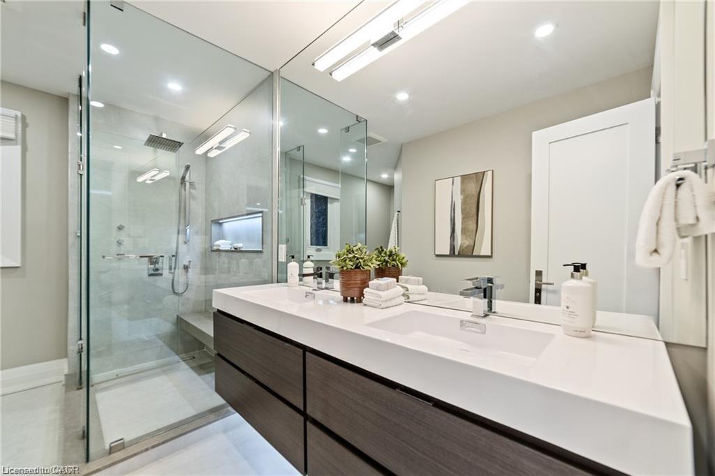 1857 Friar Tuck Court, Mississauga, ON - Indoor Photo Showing Bathroom