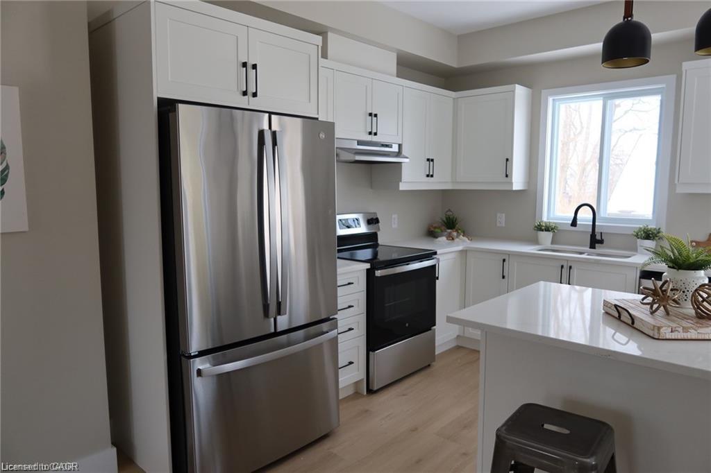38 Albert Street, Cambridge, ON - Indoor Photo Showing Kitchen With Upgraded Kitchen