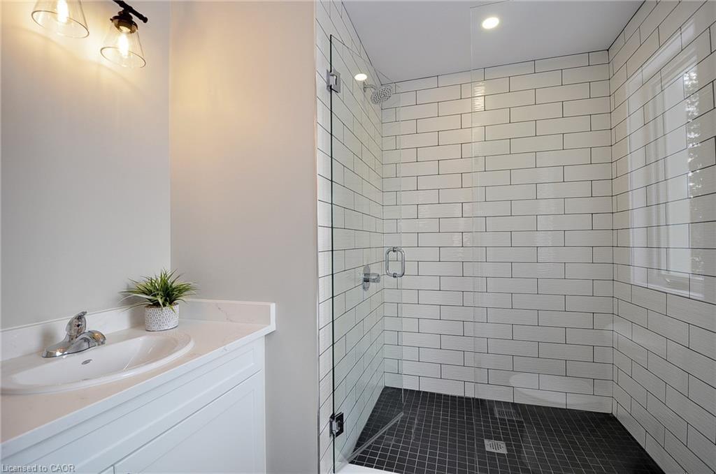 38 Albert Street, Cambridge, ON - Indoor Photo Showing Bathroom