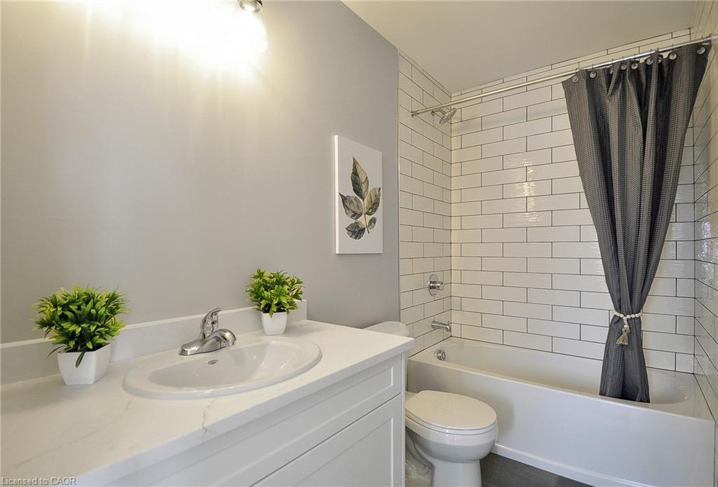 38 Albert Street, Cambridge, ON - Indoor Photo Showing Bathroom
