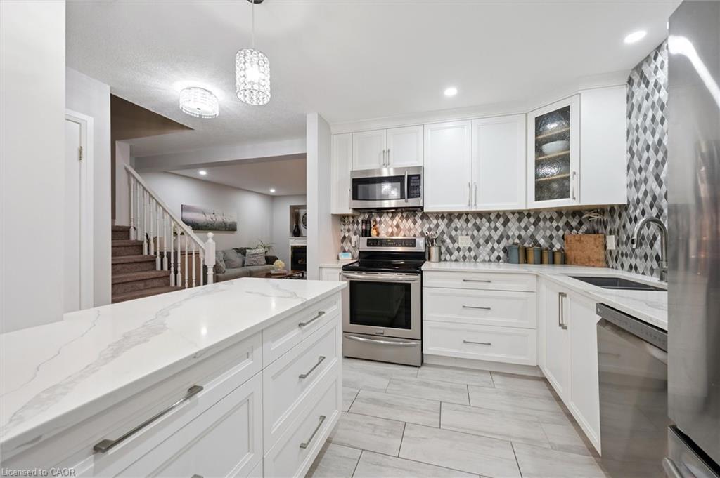 37-365 Bennington Gate, Waterloo, ON - Indoor Photo Showing Kitchen With Upgraded Kitchen
