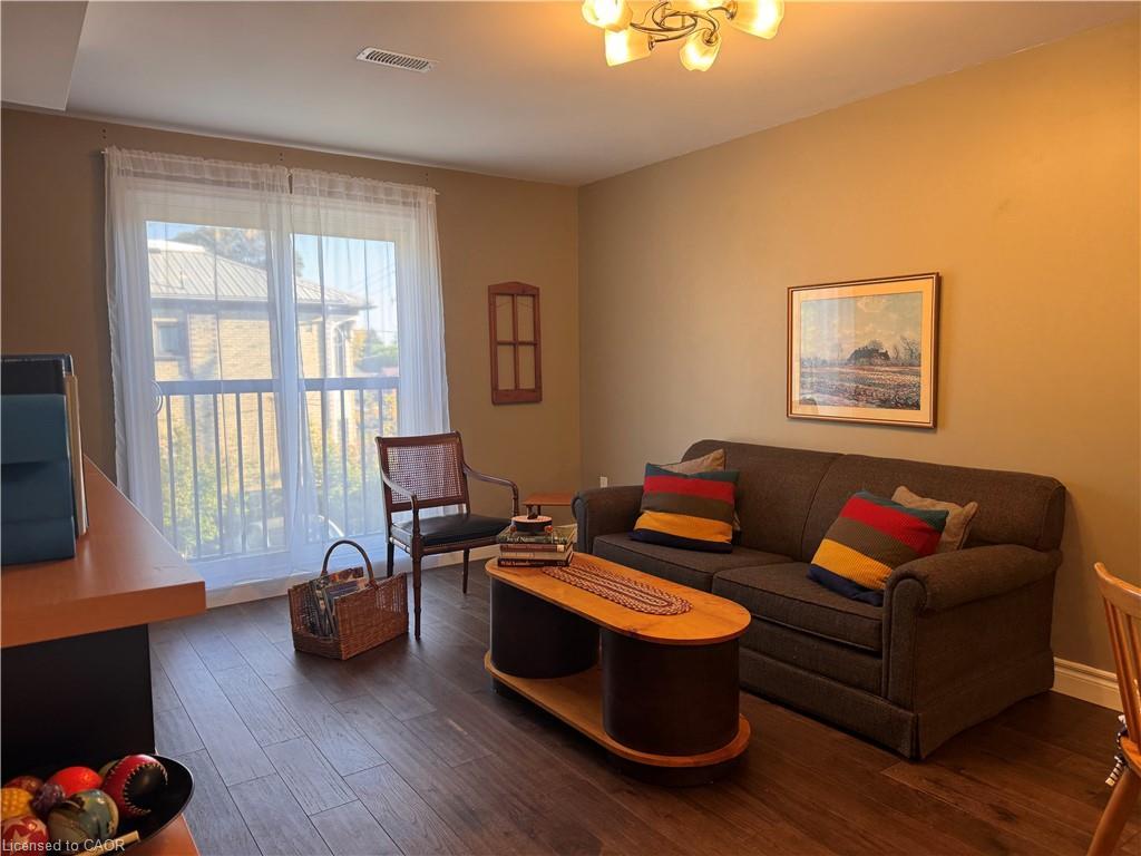4-122 Courtland Avenue E, Kitchener, ON - Indoor Photo Showing Living Room