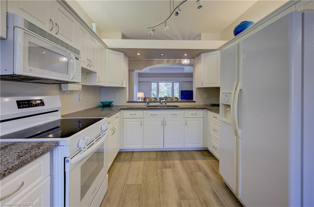 430 Caryndale Drive, Kitchener, ON - Indoor Photo Showing Kitchen
