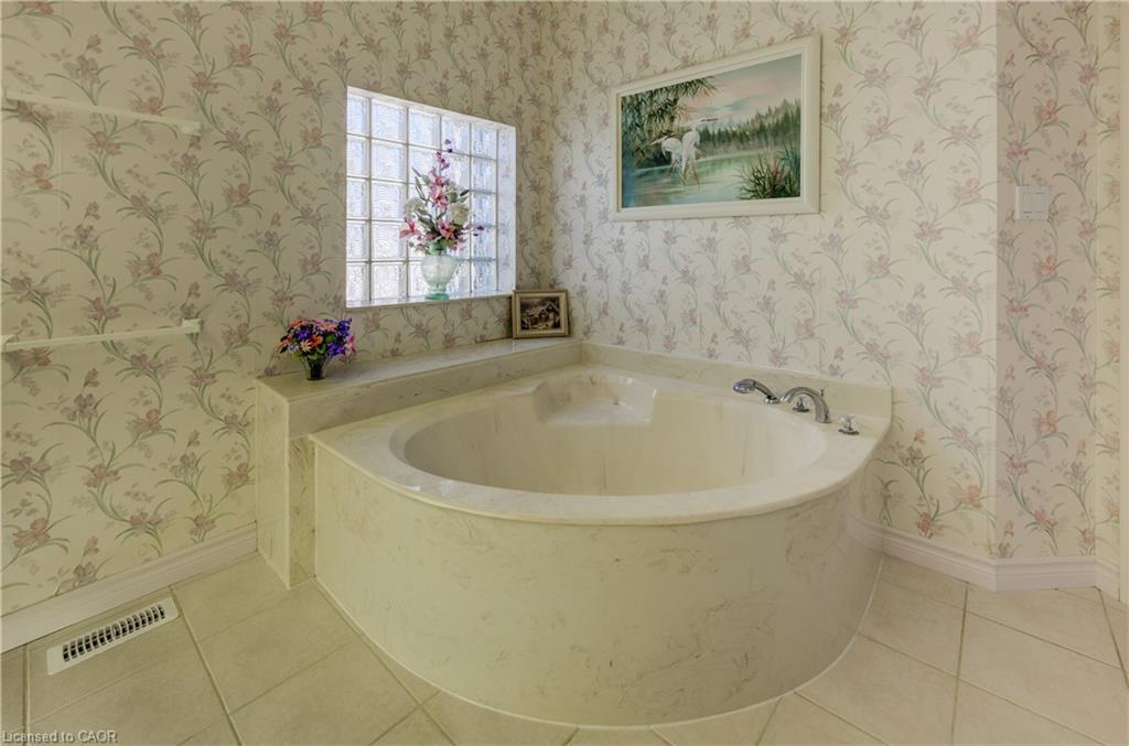 430 Caryndale Drive, Kitchener, ON - Indoor Photo Showing Bathroom