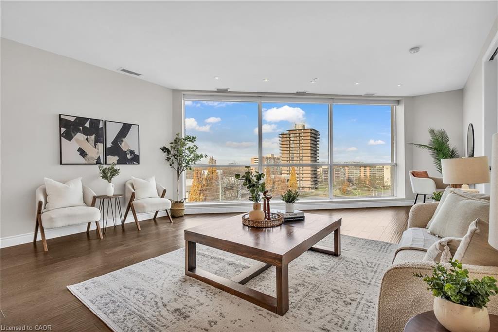 502-223 Erb Street W, Waterloo, ON - Indoor Photo Showing Living Room