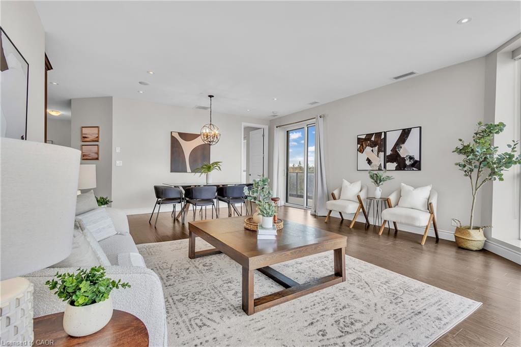 502-223 Erb Street W, Waterloo, ON - Indoor Photo Showing Living Room