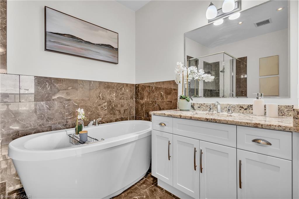 502-223 Erb Street W, Waterloo, ON - Indoor Photo Showing Bathroom