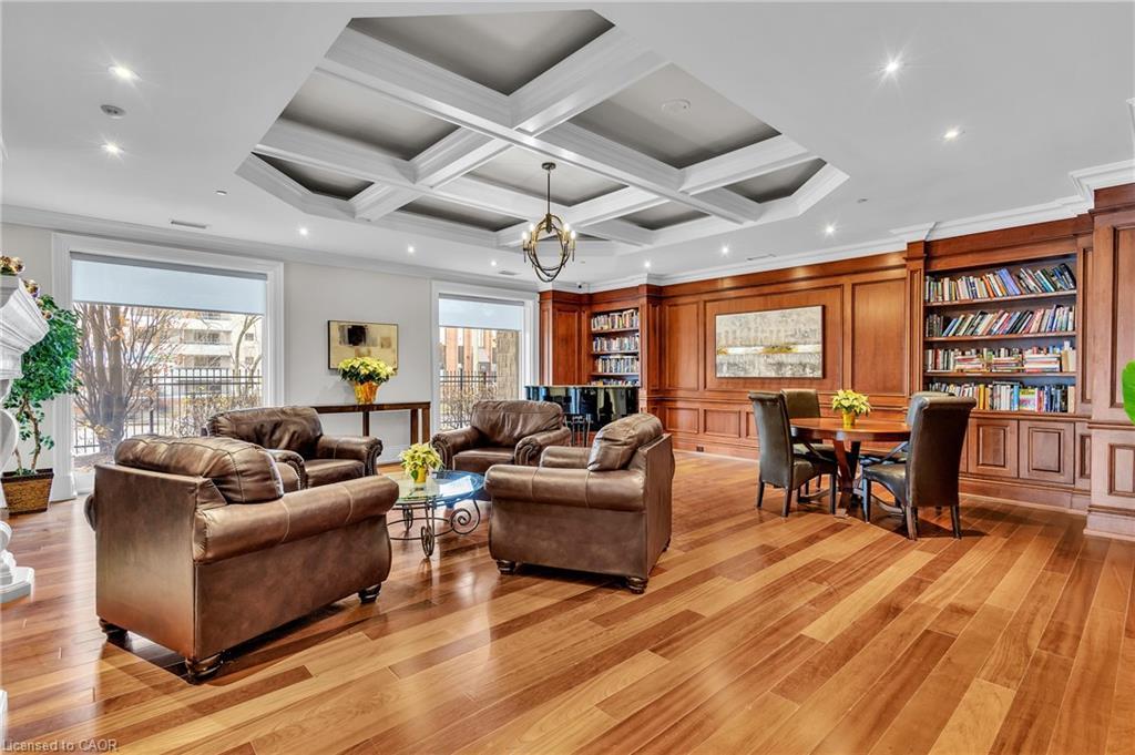 502-223 Erb Street W, Waterloo, ON - Indoor Photo Showing Living Room