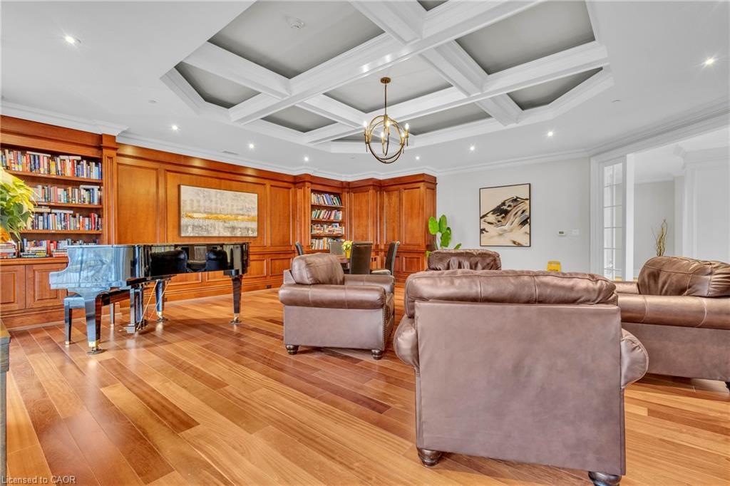 502-223 Erb Street W, Waterloo, ON - Indoor Photo Showing Living Room