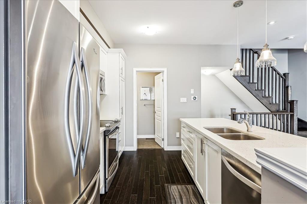 48-2086 Ghent Avenue, Burlington, ON - Indoor Photo Showing Kitchen With Stainless Steel Kitchen With Double Sink With Upgraded Kitchen