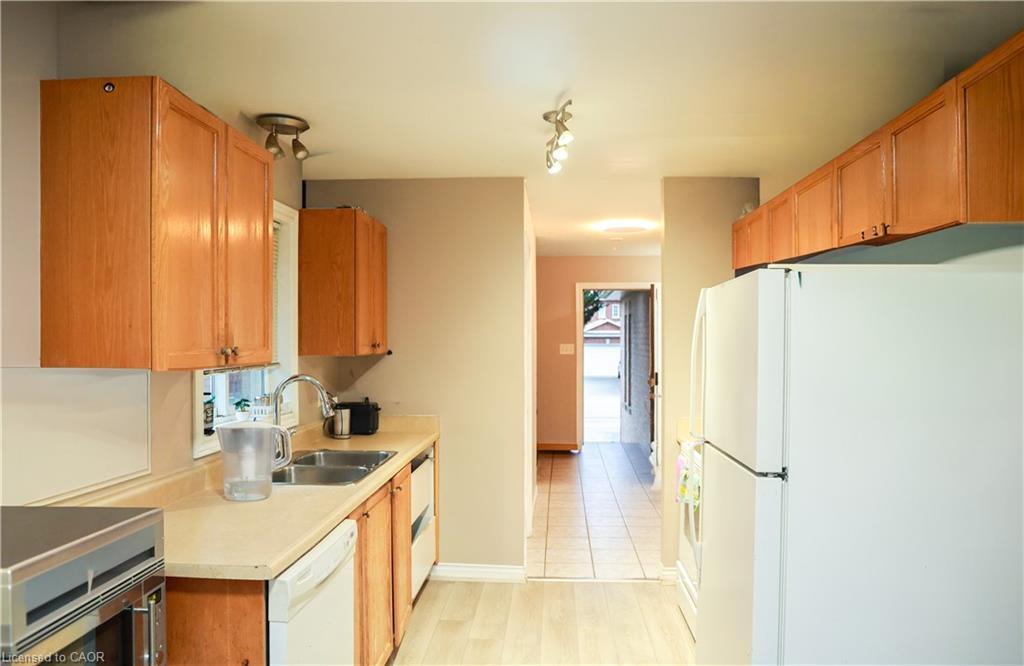 67 Stollar Boulevard, Barrie, ON - Indoor Photo Showing Kitchen With Double Sink