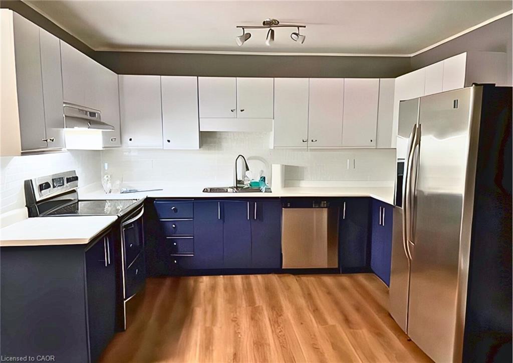 9-21 Wren Court, Tillsonburg, ON - Indoor Photo Showing Kitchen With Upgraded Kitchen