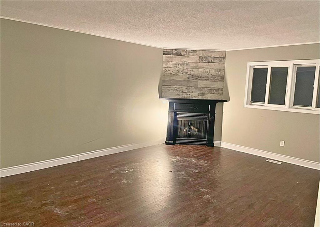 9-21 Wren Court, Tillsonburg, ON - Indoor Photo Showing Living Room With Fireplace