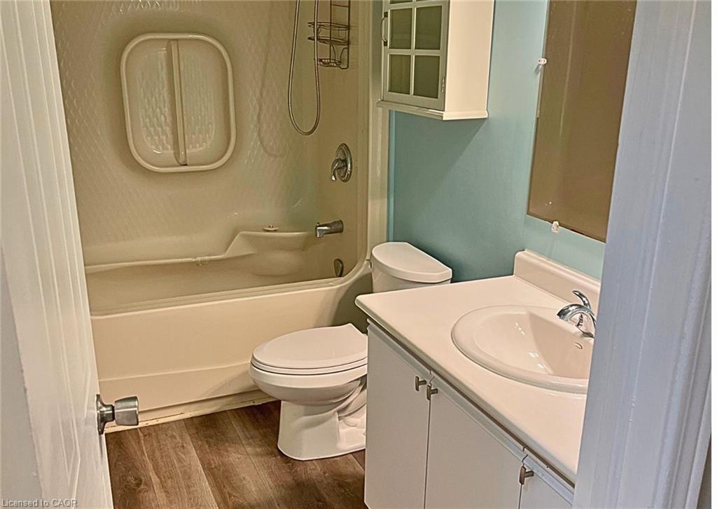 9-21 Wren Court, Tillsonburg, ON - Indoor Photo Showing Bathroom