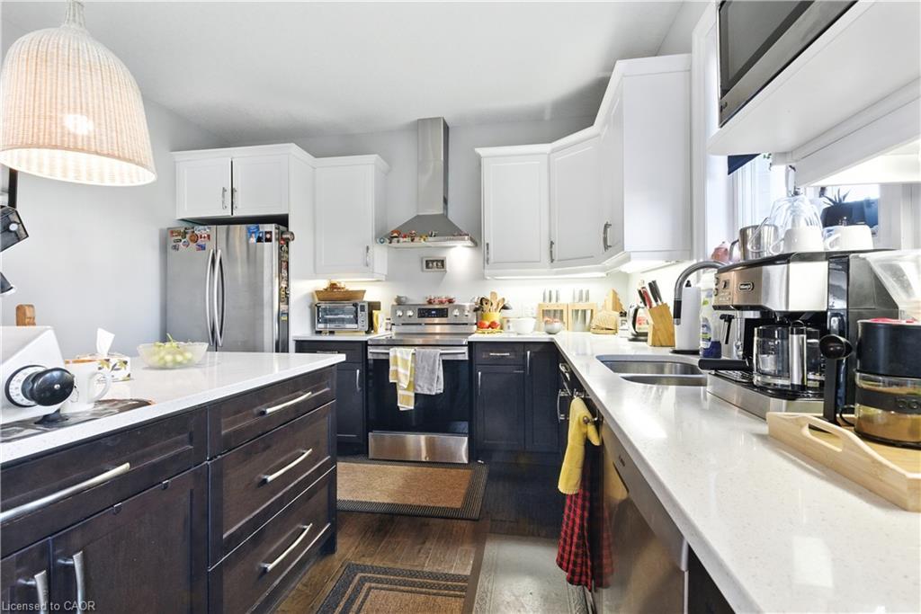 10 Honey Bend, St. Thomas, ON - Indoor Photo Showing Kitchen With Double Sink With Upgraded Kitchen