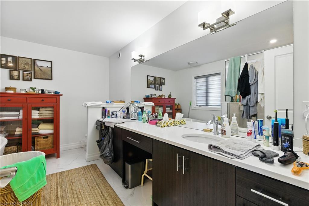 10 Honey Bend, St. Thomas, ON - Indoor Photo Showing Bathroom