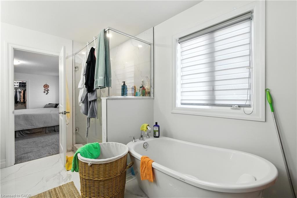 10 Honey Bend, St. Thomas, ON - Indoor Photo Showing Bathroom