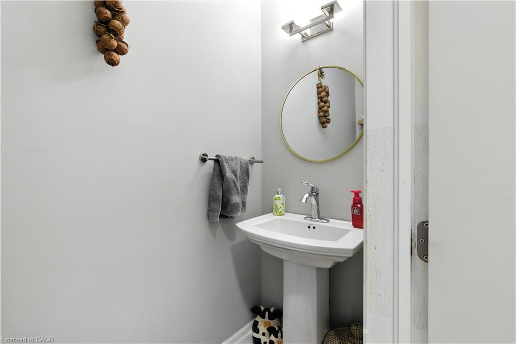 10 Honey Bend, St. Thomas, ON - Indoor Photo Showing Bathroom