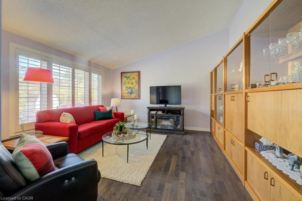 128 Wesley Crescent, Waterloo, ON - Indoor Photo Showing Living Room