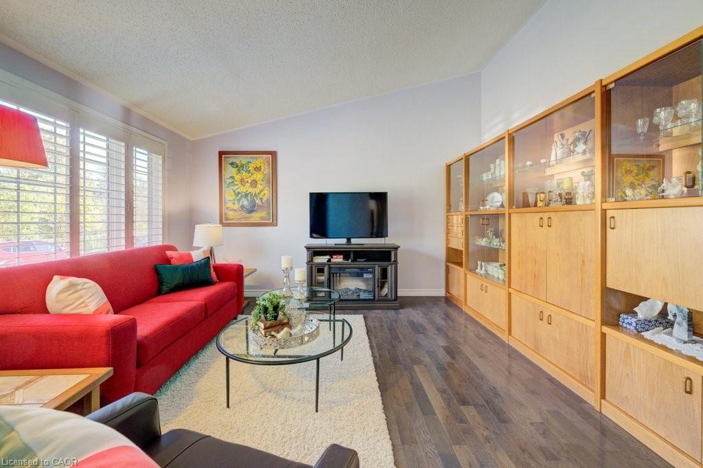 128 Wesley Crescent, Waterloo, ON - Indoor Photo Showing Living Room
