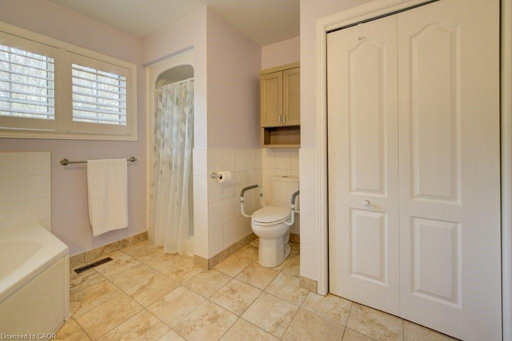 128 Wesley Crescent, Waterloo, ON - Indoor Photo Showing Bathroom