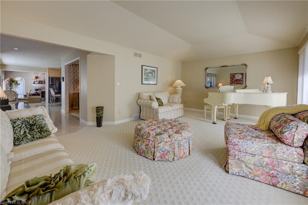 592 Manorwood Court, Waterloo, ON - Indoor Photo Showing Living Room
