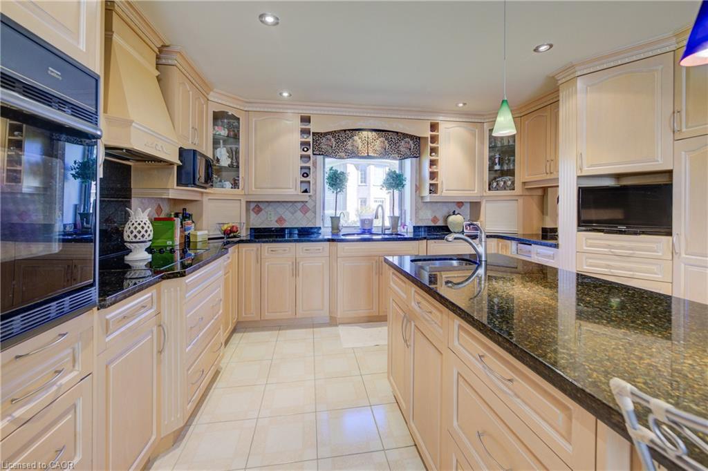 592 Manorwood Court, Waterloo, ON - Indoor Photo Showing Kitchen