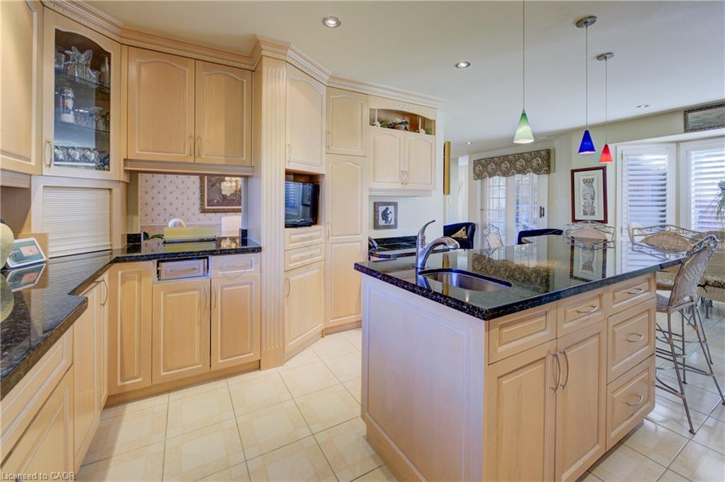 592 Manorwood Court, Waterloo, ON - Indoor Photo Showing Kitchen With Upgraded Kitchen