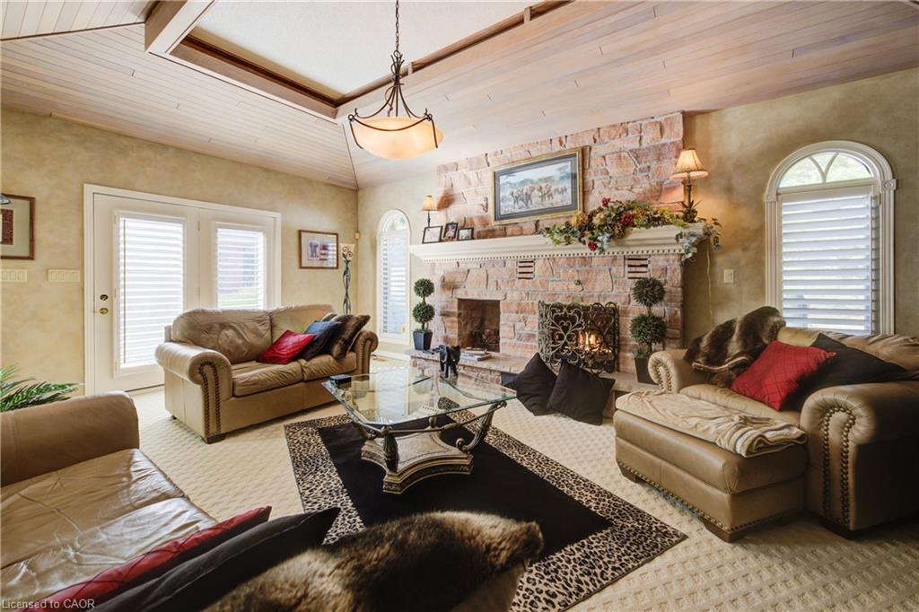 592 Manorwood Court, Waterloo, ON - Indoor Photo Showing Living Room