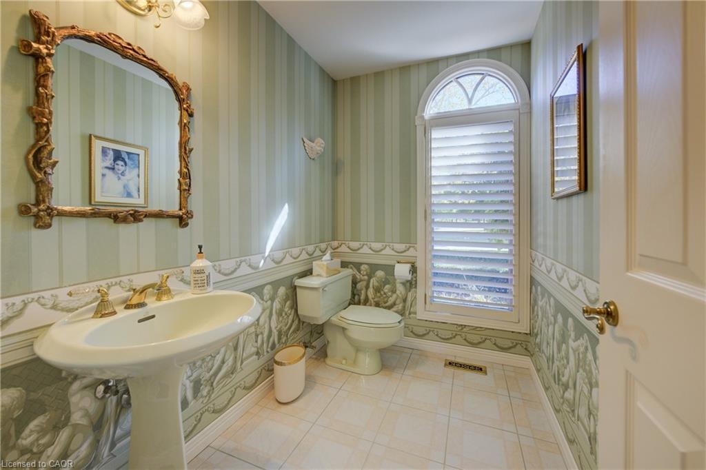 592 Manorwood Court, Waterloo, ON - Indoor Photo Showing Bathroom