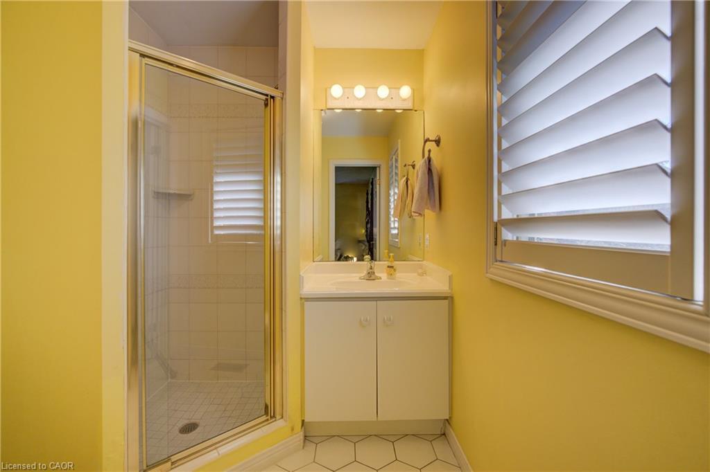 592 Manorwood Court, Waterloo, ON - Indoor Photo Showing Bathroom