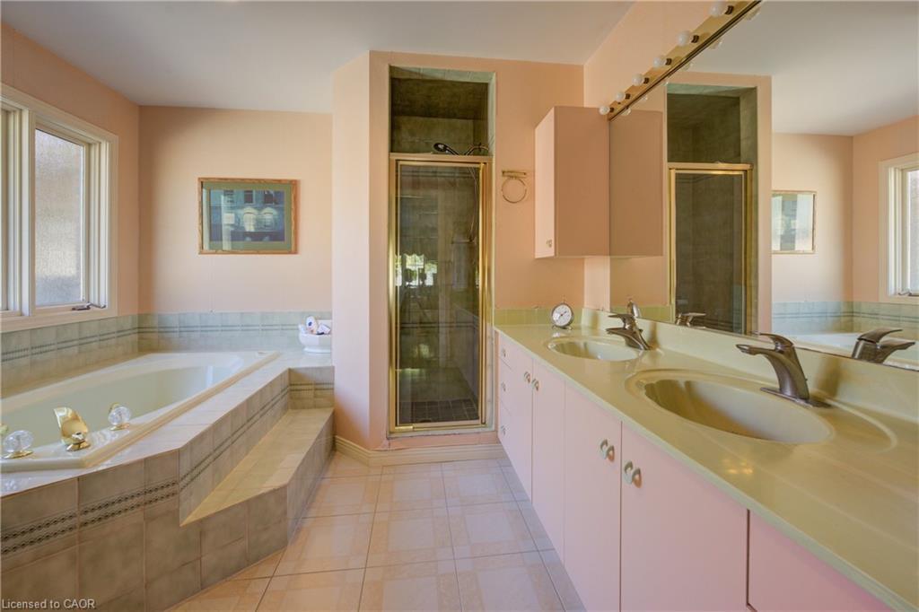 592 Manorwood Court, Waterloo, ON - Indoor Photo Showing Bathroom