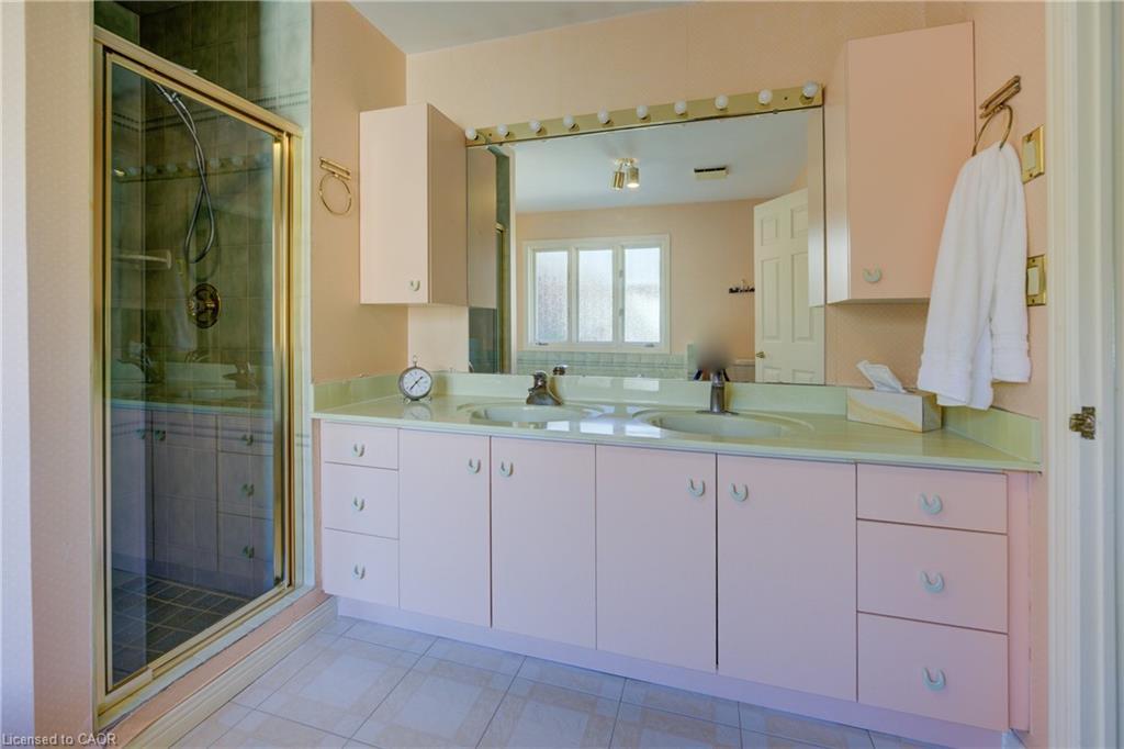 592 Manorwood Court, Waterloo, ON - Indoor Photo Showing Bathroom