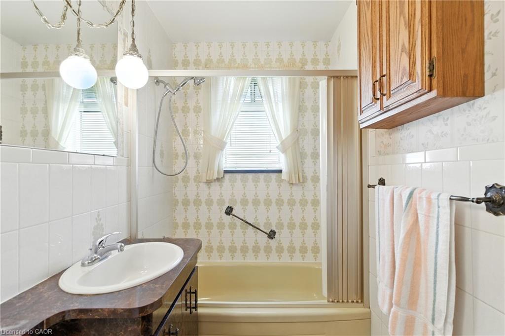 27 Warren Avenue, Hamilton, ON - Indoor Photo Showing Bathroom