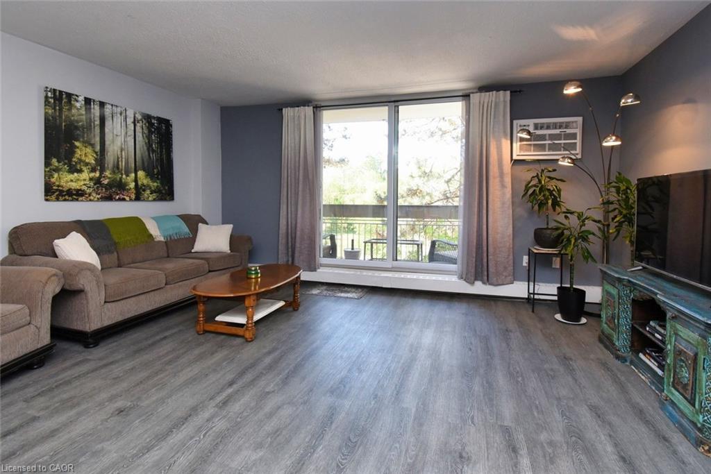 212-350 Quigley Road, Hamilton, ON - Indoor Photo Showing Living Room