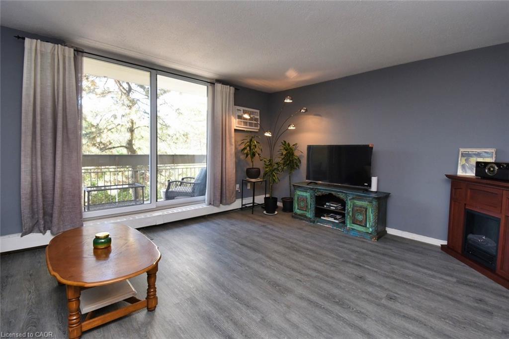 212-350 Quigley Road, Hamilton, ON - Indoor Photo Showing Living Room