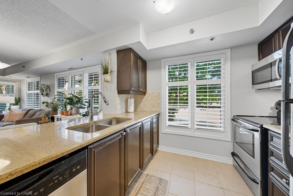 121-3070 Rotary Way, Burlington, ON - Indoor Photo Showing Kitchen With Stainless Steel Kitchen With Double Sink