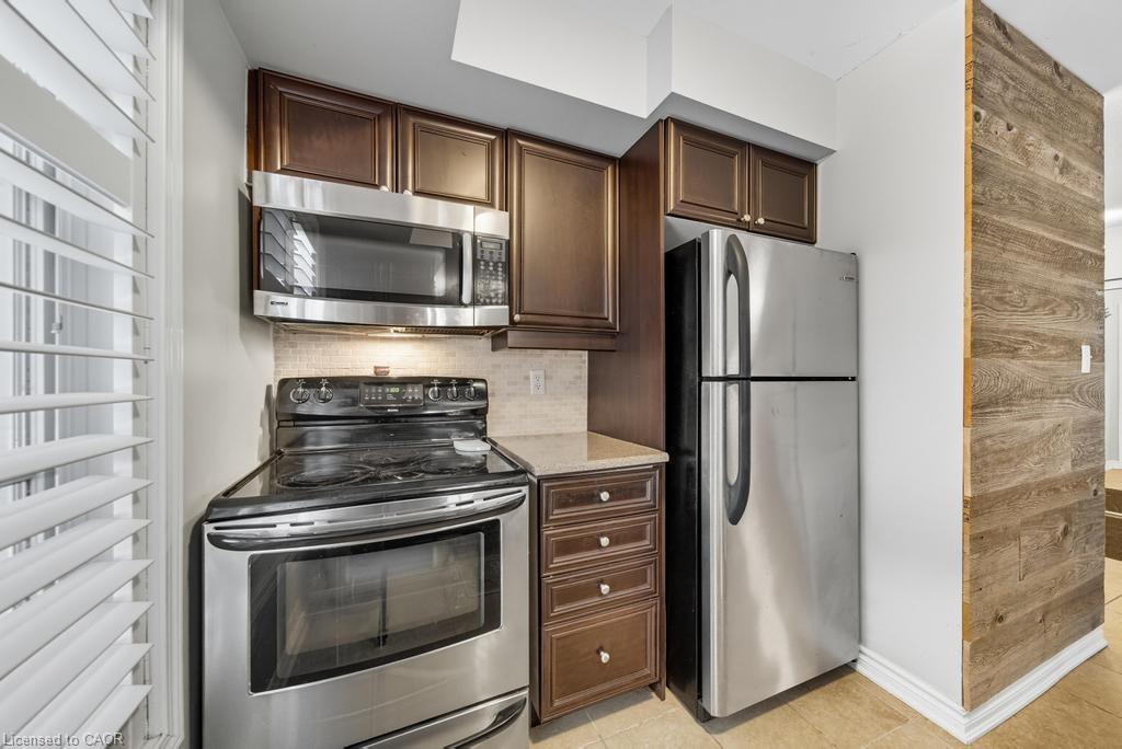 121-3070 Rotary Way, Burlington, ON - Indoor Photo Showing Kitchen