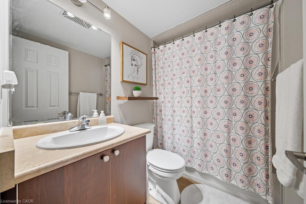121-3070 Rotary Way, Burlington, ON - Indoor Photo Showing Bathroom