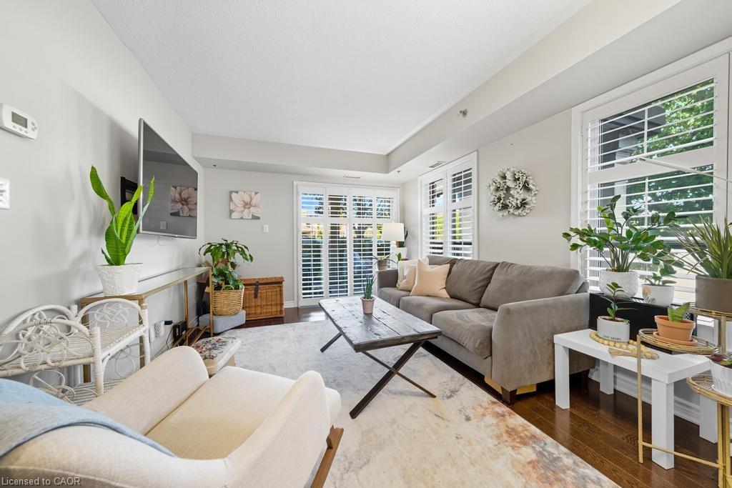 121-3070 Rotary Way, Burlington, ON - Indoor Photo Showing Living Room