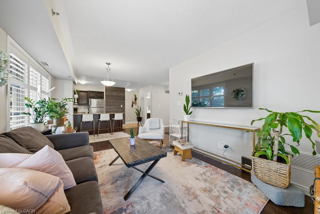 121-3070 Rotary Way, Burlington, ON - Indoor Photo Showing Living Room