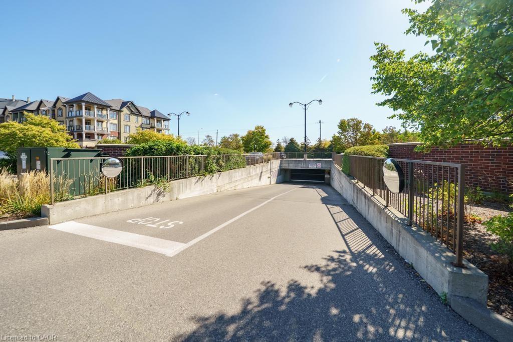 121-3070 Rotary Way, Burlington, ON - Outdoor