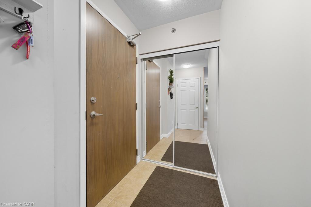 121-3070 Rotary Way, Burlington, ON - Indoor Photo Showing Other Room