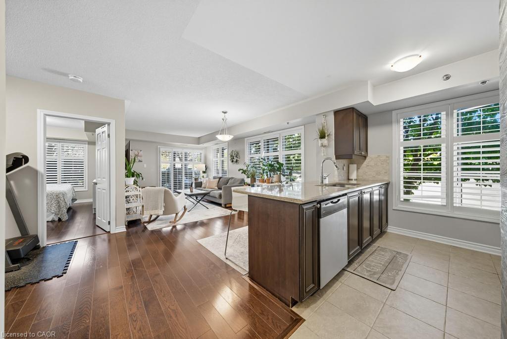 121-3070 Rotary Way, Burlington, ON - Indoor Photo Showing Kitchen