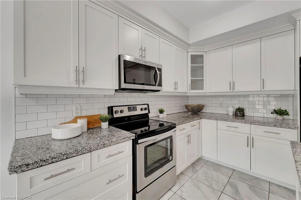 18-98 Shoreview Place, Stoney Creek, ON - Indoor Photo Showing Kitchen With Upgraded Kitchen